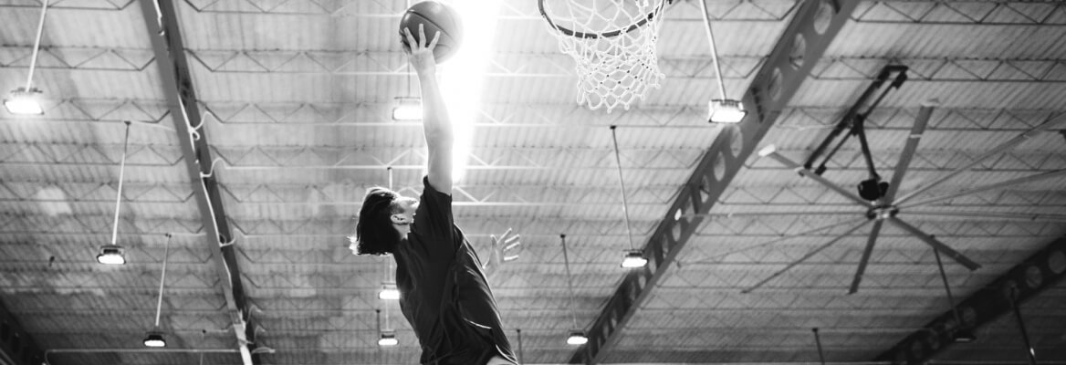 ¡Los beneficios del baloncesto para niños y el suelo de tartán!