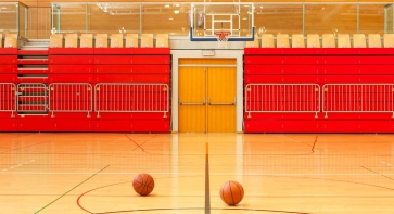ما هي أفضل مواد أرضيات ملاعب كرة السلة للأماكن المغلقة؟