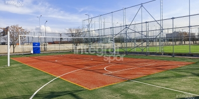 Mini campo de fútbol de fábrica de Mercedes - Renovación de campo de usos múltiples