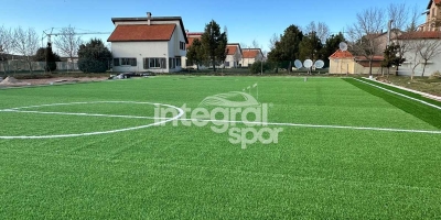 ملعب كرة القدم المغربي بمساحة 1232 م² تركيب العشب الاصطناعي