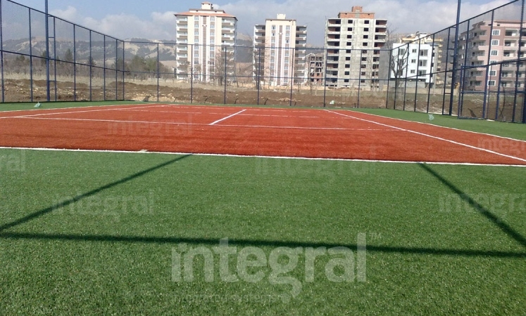 Terrain de tennis avec tapis en gazon d'Adıyaman