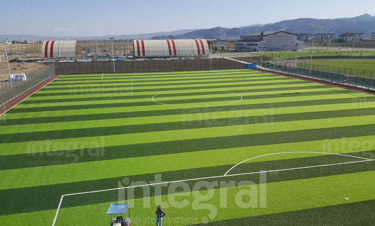 Полноразмерное футбольное поле университета Афьен.