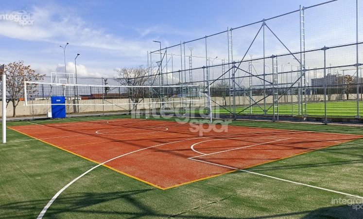 Mini terrain de football de l'usine Mercedes - Rénovation d'un terrain polyvalent