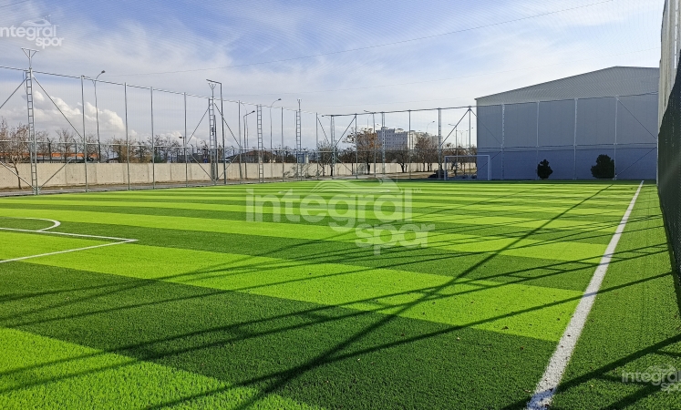 Mini terrain de football de l'usine Mercedes - Rénovation d'un terrain polyvalent