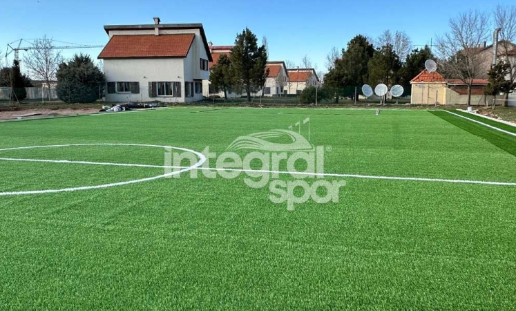 ملعب كرة القدم المغربي بمساحة 1232 م² تركيب العشب الاصطناعي
